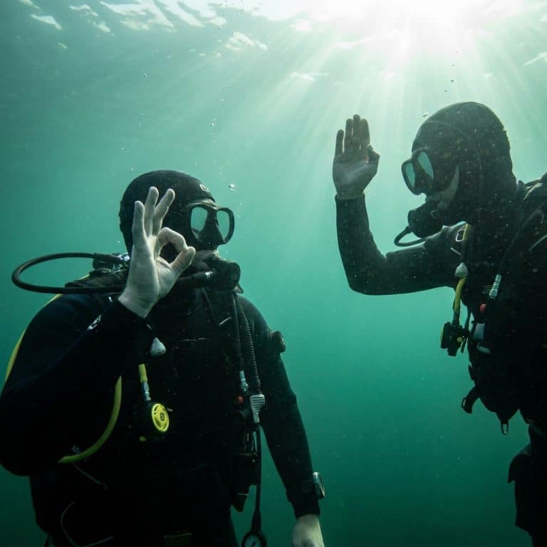 Onderwater communiceren handsignalen
